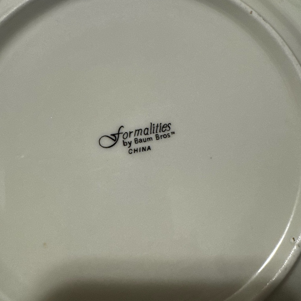 Holiday Holly Pattern Plate - Picture 4 of 4